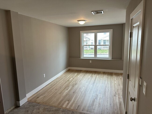 Building Photo - 234 Oak St