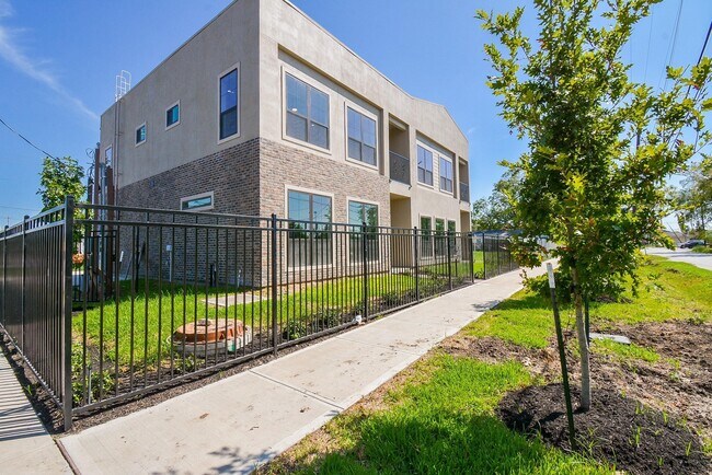 Building Photo - 147 S 66th St