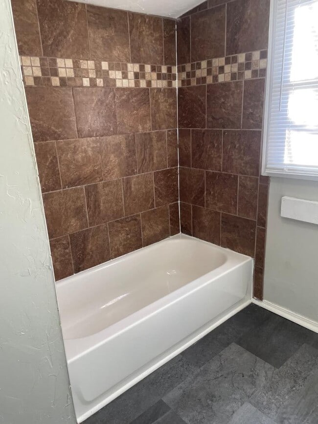 Building Photo - 626 Holly St