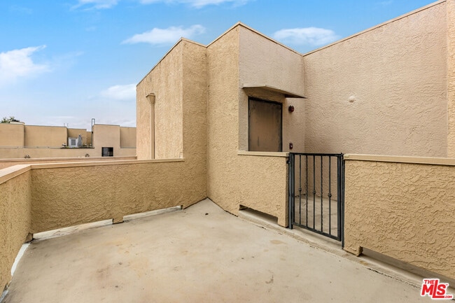 Building Photo - 1633 S Bentley Ave