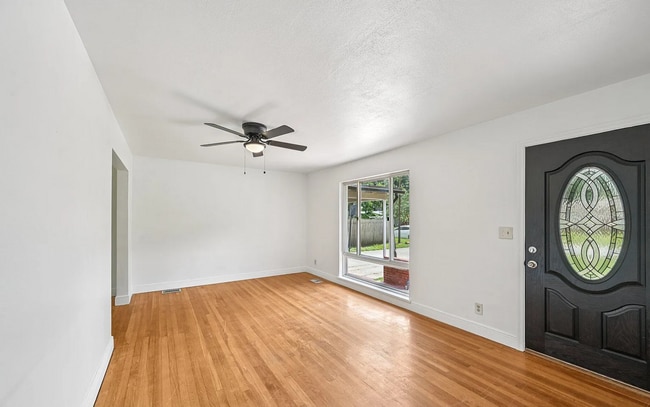 Building Photo - !!MOVE IN SPECIAL: 1 Month Free on a 13 months lease!! Beautiful 3 Beds 2 Baths Home with Spaciou...