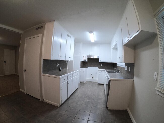 Building Photo - 3256 Suncrest Dr