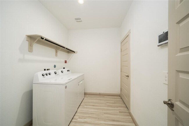 Building Photo - 29423 Red Rocks Pk Dr