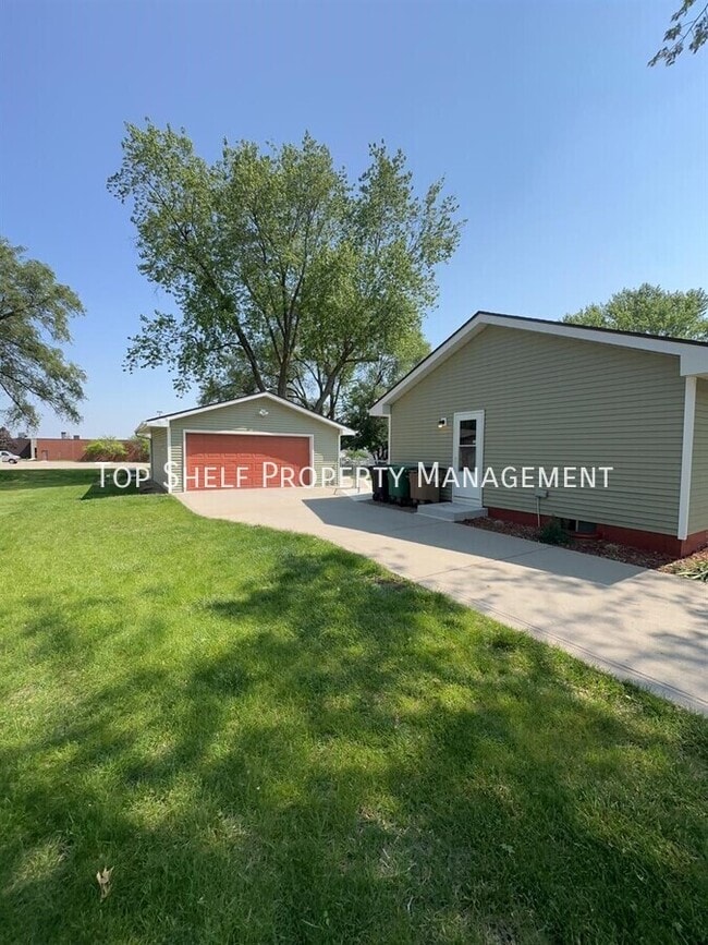 Building Photo - 5234 Jennifer Dr