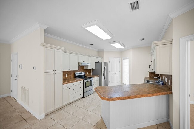 Building Photo - 11750 Village Green Dr