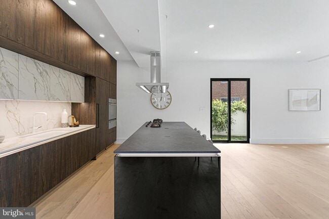 Building Photo - 1733 Chain Bridge Rd