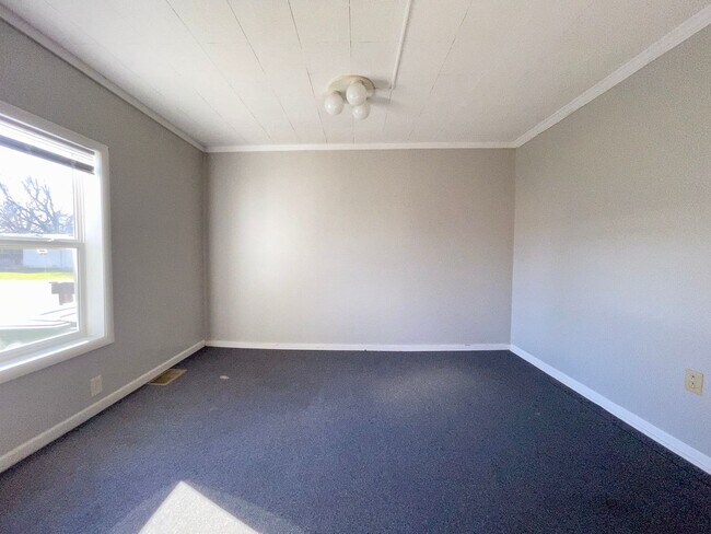 Building Photo - 1900 E 22nd St