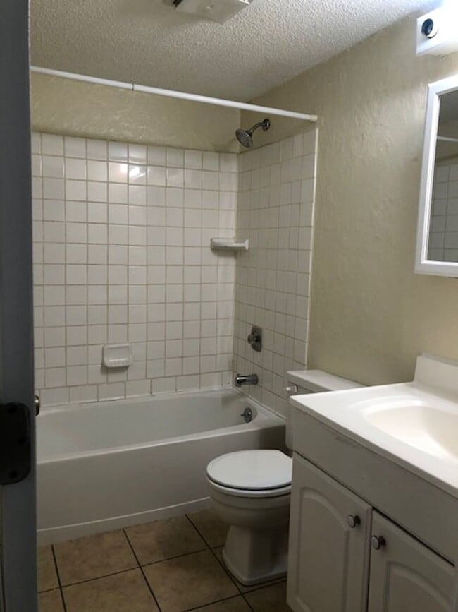 Building Photo - 2 Bedroom unit located in Maumee School Di...