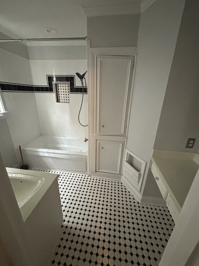 Building Photo - 4026 Richmond Ave