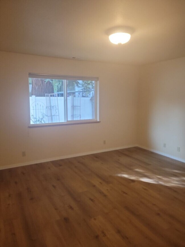 Building Photo - Beautiful 3 bed/2 bath home in Rogue River, OR