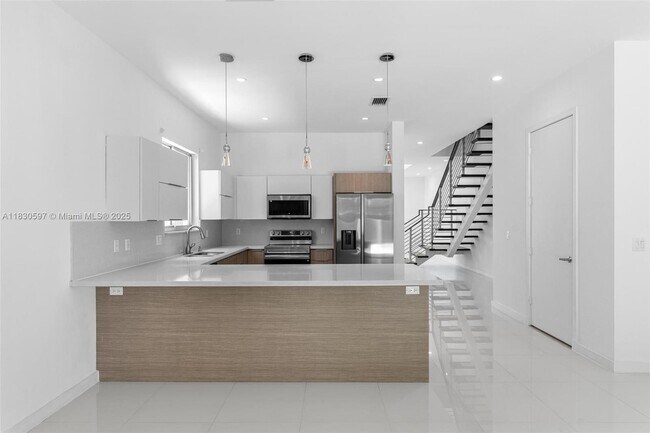 Building Photo - 3563 SW 1st Ave