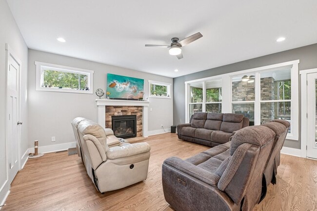 Building Photo - Luxury 5 Bed, 3.5 Bath Home on Large Lot !...