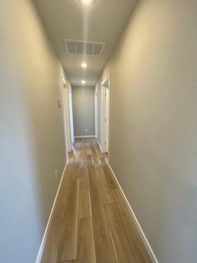 Building Photo - 692 N Jozlynn Ave