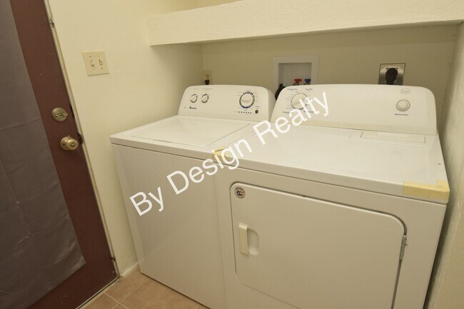 Building Photo - Spacious 3 Bed 2 Bath Eastside Home w/Huge Yard & Fireplace