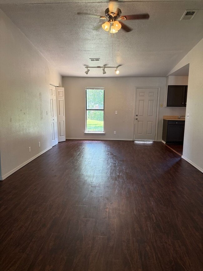 Building Photo - 504 Highland Dr