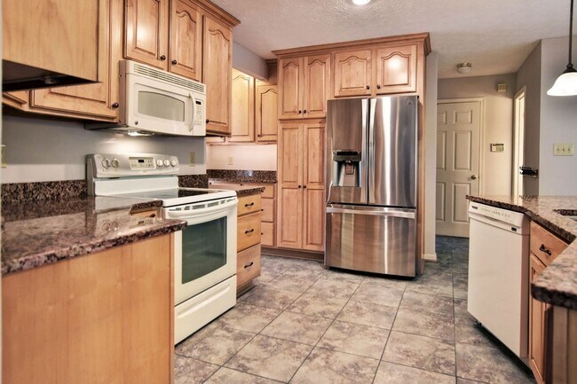 Building Photo - Updated Poquoson Home on Large Lot