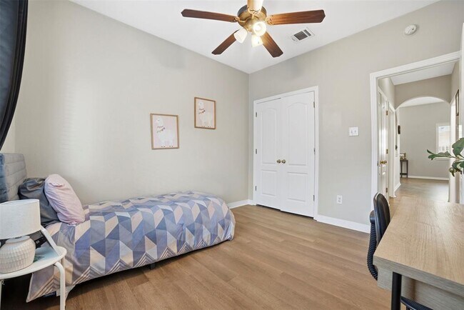 Building Photo - 409 E Austin Ave