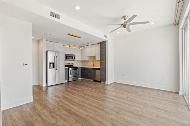 Building Photo - 604 N Bluff Dr