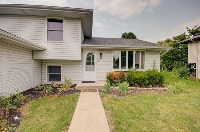 Building Photo - 3 bd 2 ba spacious home Joliet