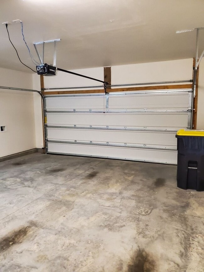 Building Photo - **Available Now** 3 Bedroom, 2.5 bath home with Great neighborhood amenities!