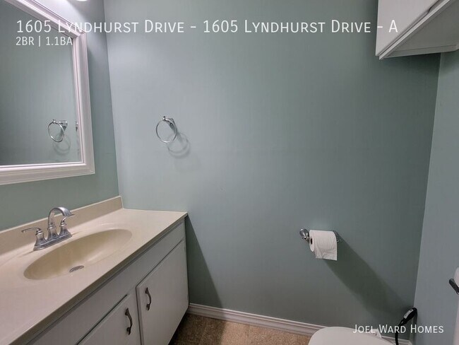 Building Photo - 1605 Lyndhurst Dr
