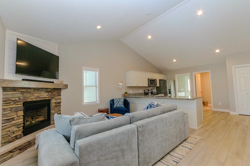 Building Photo - 586 Townhomes Pl