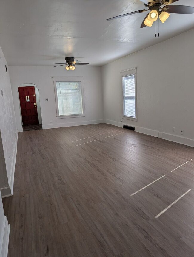 Building Photo - 921 5th St