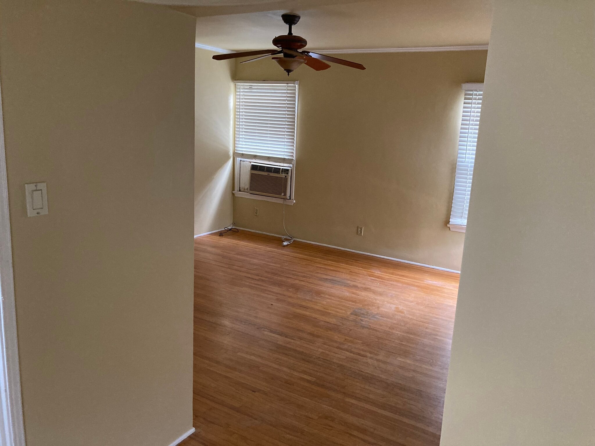 Living - 1526 E Wilson Ave