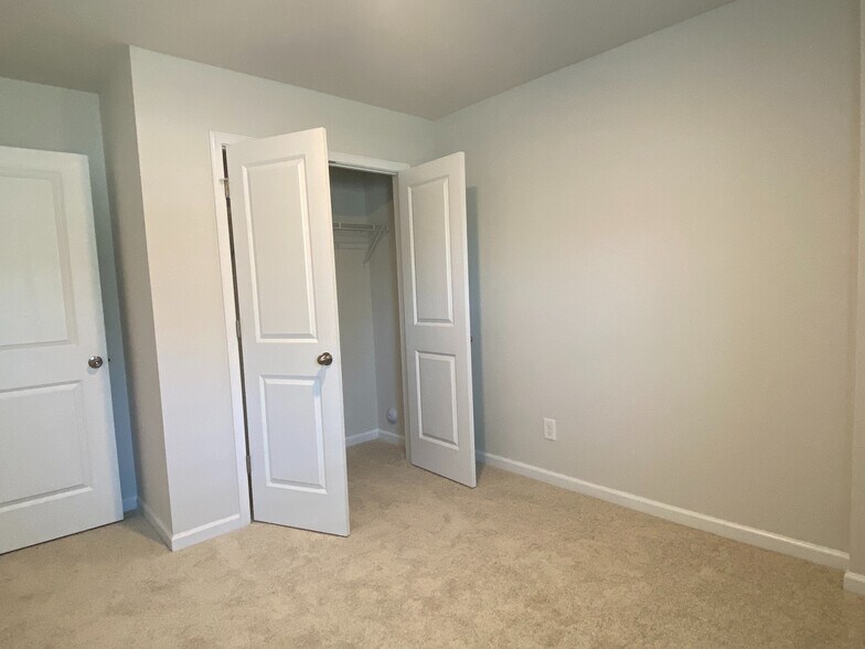 Building Photo - Room in Townhome on Statesville Ave
