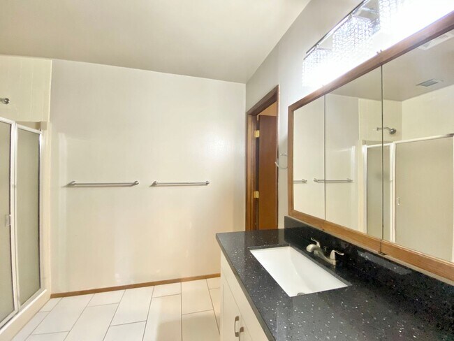 Building Photo - Spacious Somerset Home on a Large Flat Lot