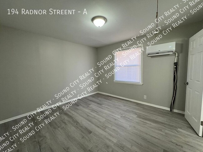 Building Photo - Renovated 2 bed/1 bath AVAILABLE NOW!! Pet...