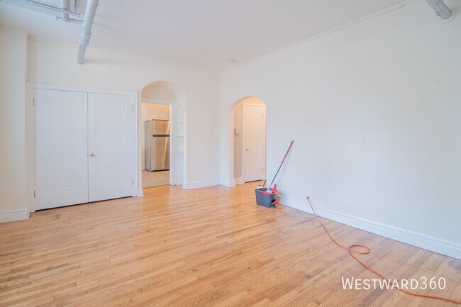Building Photo - 1620 W Farwell Ave