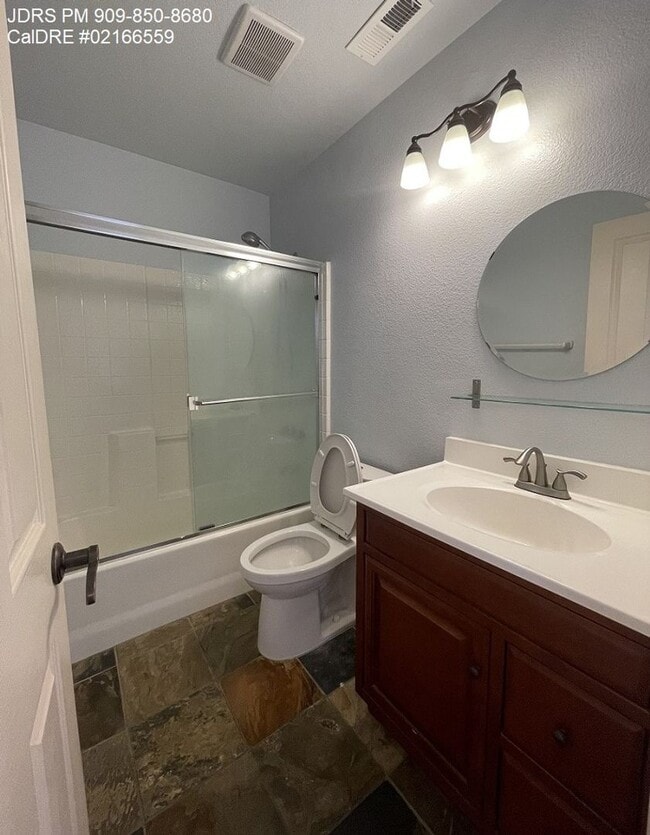 Building Photo - Gated 2 Bedroom Townhome in Irvine