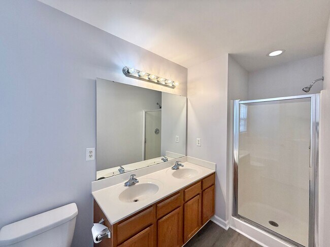 Building Photo - Updated 4BD, 2.5BA Raleigh Home With Easy ...