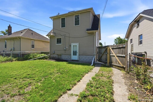 Building Photo - 735 E Maxlow Ave