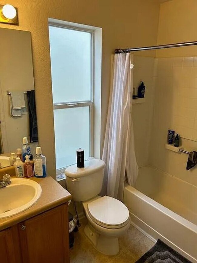 Building Photo - 3 Bed | 2.5 Bath Townhome In School District #2