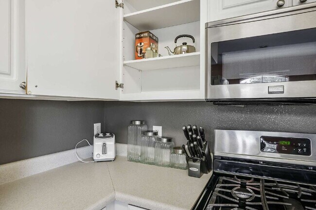 Building Photo - "Chic 1-Bedroom Oasis in Prime Las Vegas Location – 813 Sq. Ft. of Comfort!"