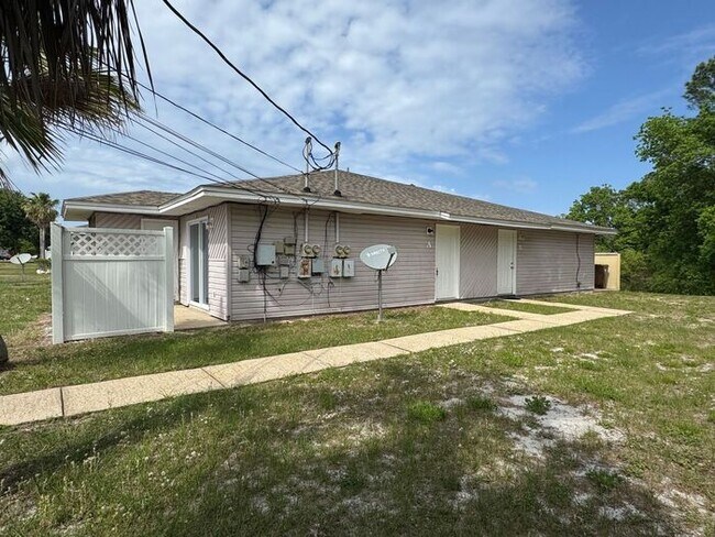 Building Photo - Gulf Breeze - Greenbriar Estates - 2 bed, 1 bath - Lawn care included