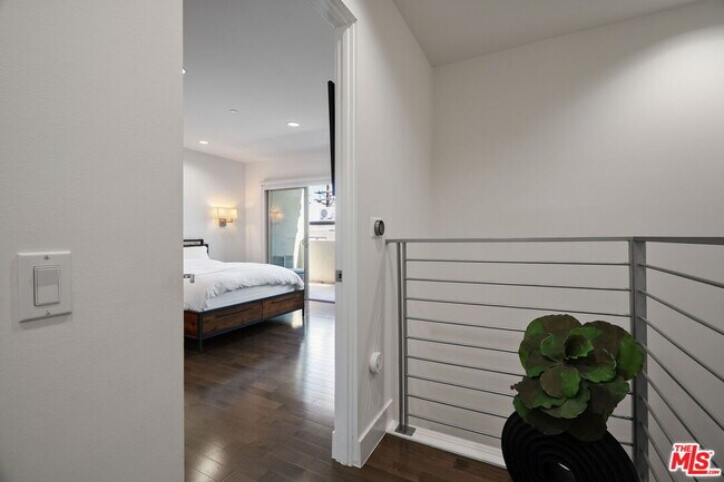 Building Photo - 11023 Fruitland Dr