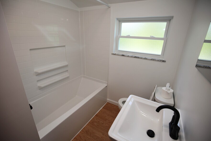 Bathroom - 1213 Monongahela Blvd