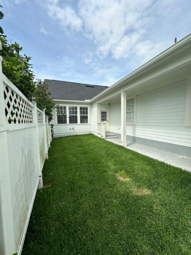 Building Photo - Completely remodeled 4 Bedroom 2 Bath sing...