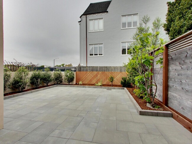 Building Photo - Spacious Four Bedroom Home in Lone Mountain