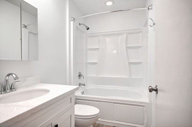 Building Photo - Beautiful 2 Bedroom 2.5 Bath Home In Everett!