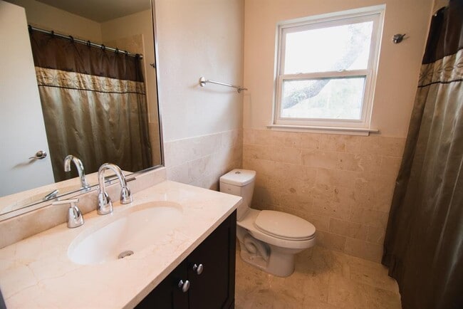 Building Photo - 2901 Gem Cir