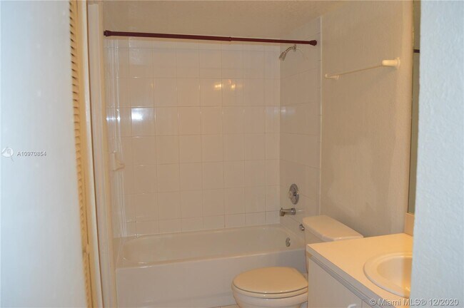 Building Photo - 9320 Fontainebleau Blvd