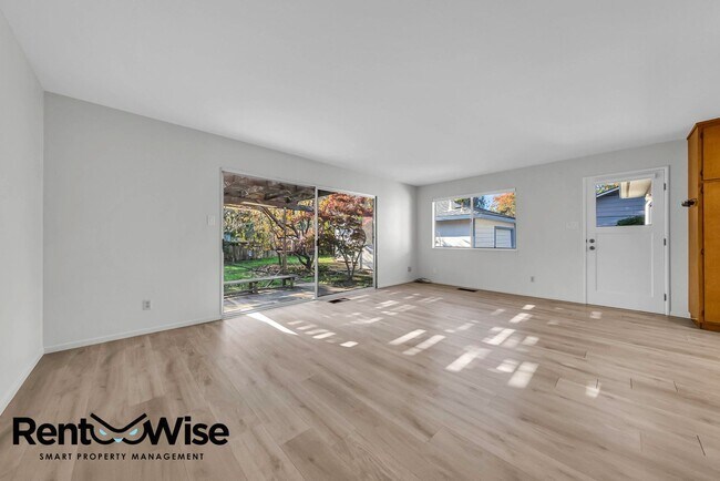 Building Photo - Present PM-Midtown Palo Alto Beauty-New Floors-Remodeled Bathrooms-Big Yard