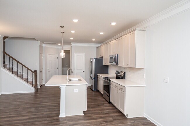 Building Photo - Elegant 3BR,2.5BA Townhome with Modern Finishes $1950/mo rent***