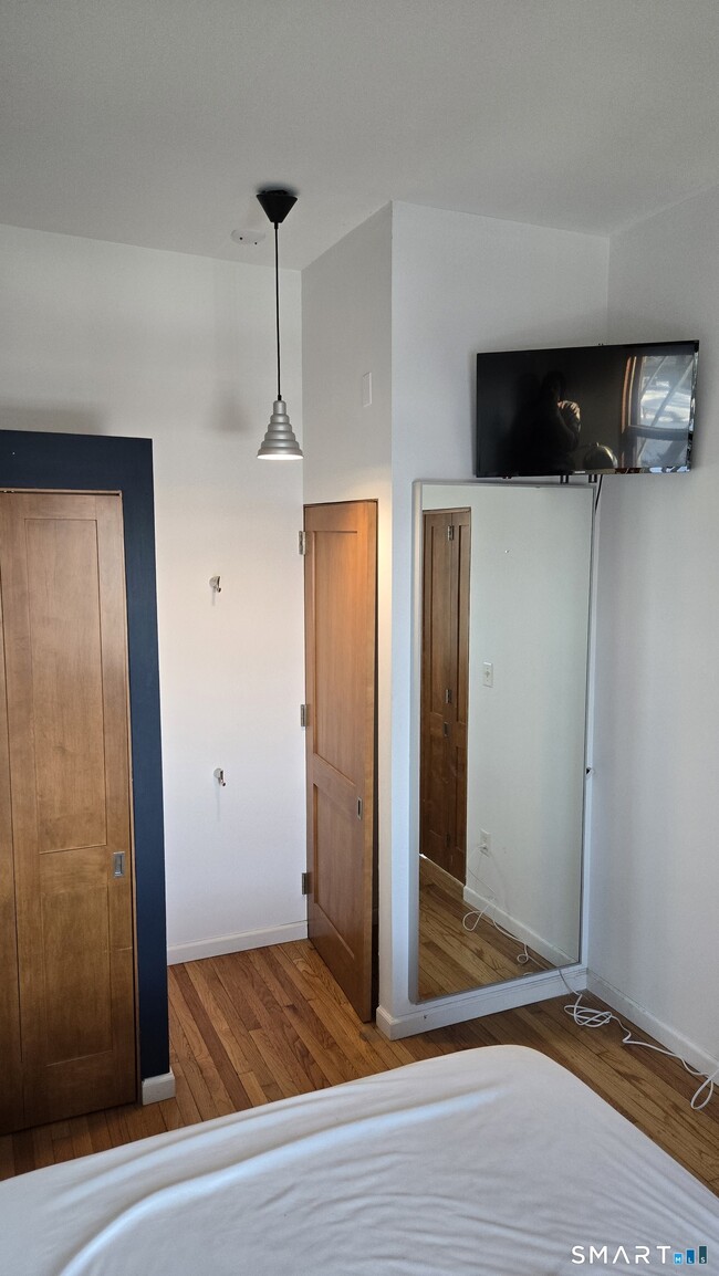 Building Photo - 556 Chapel St