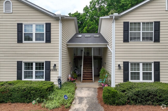 Entrance - Williamsburg Square