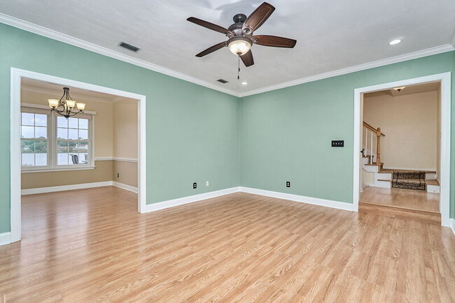 Building Photo - 625 Creekwood Dr